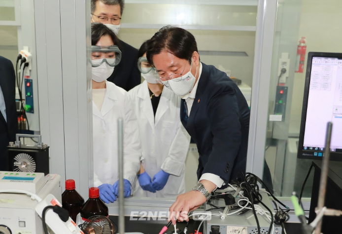성윤모 산업통상자원부 장관, 슈퍼태양전지 연구 현장 방문
